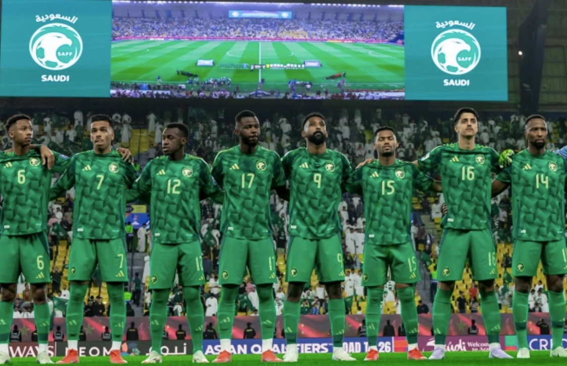 مفاجآت تشكيلة الصقور الخضر ضد اليابان 2025: هل تسقط قوة الساموراي؟"| "The Green Falcons' lineup surprises against Japan 2025: Will the Samurai fall?"